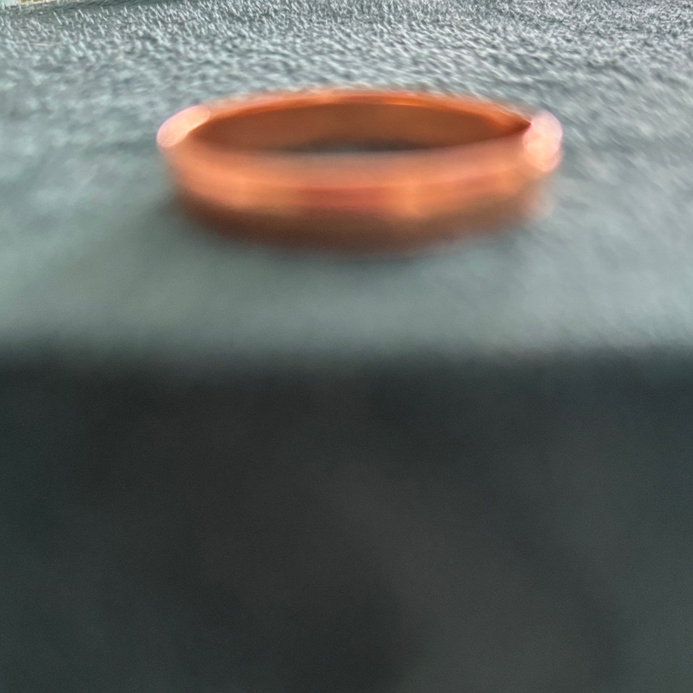 Elegant Gold-Tone Ring - Picture 3 of 3